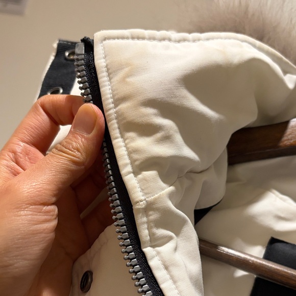 Moose Knuckles Mistaya Water Repellant - Picture 5 of 9